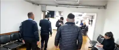 Un acusado de estafas llegó tarde a la audiencia y terminó detenido en San Juan