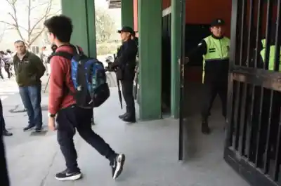 Una nena de 12 años llevó un arma a una escuela de Los Gutiérrez: cómo terminó el operativo