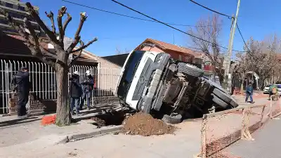 Un camión de carga cayó en un socavón en plena calle Colón de Neuquén