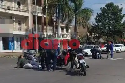 Choque entre dos motos en Avenida Belgrano: una mujer herida y un semáforo en rojo bajo la lupa