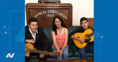 Una cantante de Tupungato sortea su auto para pagar estudios médicos tras un brusco cambio de salud