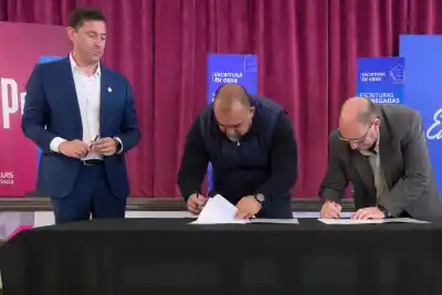 Poggi firmó el convenio para construir 100 viviendas por autoconstrucción asistida en Villa Mercedes