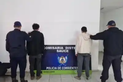 Robaron botellas de fernet en un supermercado de Sauce y cayeron cuando las vendían en la calle