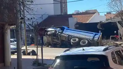 Un camión con batea quedó atrapado en un socavón en pleno centro de Neuquén