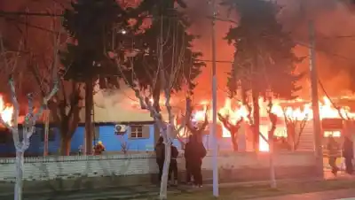 Incendio en Catriel: el fuego destruyó un edificio municipal con oficinas de Desarrollo Social y el CRESU