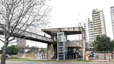 Retiraron 600 kilos de basura del puente peatonal de 27 de Febrero en Parque Alberdi