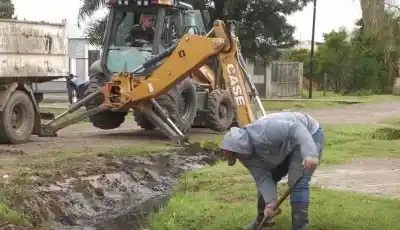 Cambio de luminarias LED y limpieza de desagües: los trabajos que la Municipalidad de El Colorado realiza en los barrios