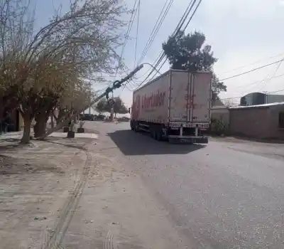 Un camión derribó dos postes de luz en Sarmiento: cómo sigue el tránsito en la zona