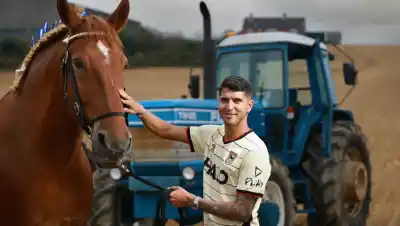 Exequiel Palacios llega al Ipswich Town por 22,5 millones de euros: la curiosa presentación con tractores