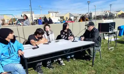 Estudiantes de Trelew celebraron el Día de la Radiofonía con una radio abierta en la Plaza de la Mujer