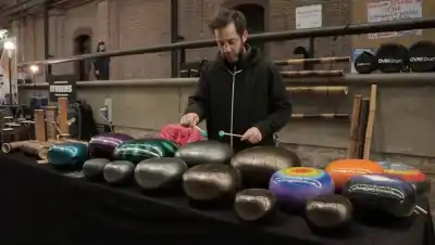 Expo Luthiers en la UNLa: el fenómeno que reúne a luthiers de todo el país y a dos generaciones de bateristas
