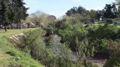 Túnel Subfluvial: comenzó la limpieza de un canal clave para el drenaje de Paraná y detectaron un obstáculo que preocupa