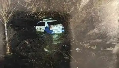 Un patrullero terminó en el río Chimehuín tras una fuga: qué se sabe del sospechoso detenido