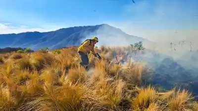 Incendios en Catamarca: la Brigada combate un foco en Aconquija y no descarta sumar medios aéreos