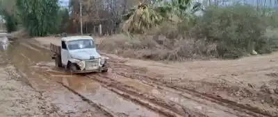 Colonia Fiscal: el tramo bajo de la calle Mendoza Vieja que acumula agua y barro por un canal desbordado