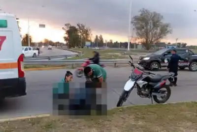 Derrapó en la rotonda del Puente Carretero y terminó hospitalizada: qué habría provocado la caída