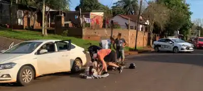 Siniestro en Oberá: una motociclista de 29 años quedó internada con diagnóstico reservado tras chocar contra un auto