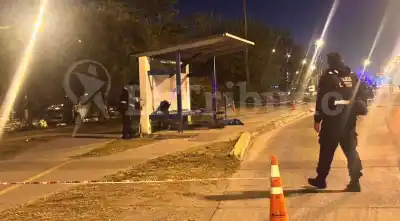 Hallaron a un hombre muerto en una parada de colectivos en Salta: la versión que investigan