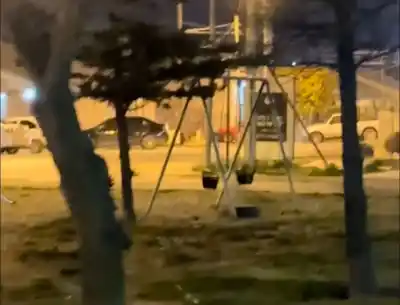 Una hamaca que se mueve sola en una plaza de Comodoro se volvió tendencia: el video que descolocó a los vecinos