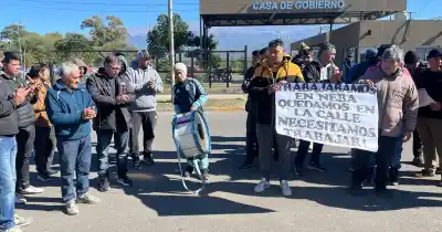 Exempleados de NEBA volvieron a reclamar frente a Casa de Gobierno: qué les prometieron y no cumplieron