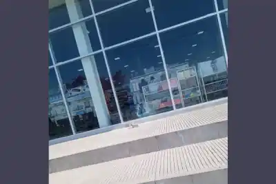 Robaron en un comercio de La Banda tras romper la vidriera con adoquines: qué pasó con los sospechosos