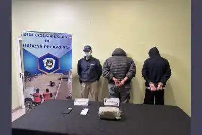 Secuestran más de un kilo de marihuana en La Banda: el intento de deshacerse de la droga que delató a dos hombres