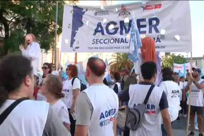 Paro docente en Entre Ríos: la segunda jornada arranca con una marcha de antorchas en Paraná