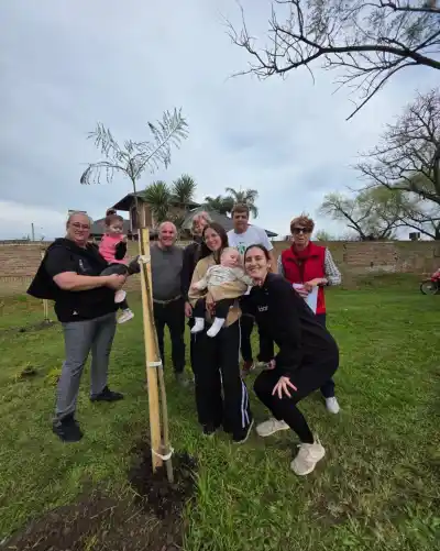 Corral de Bustos plantó árboles nativos por cada bebé nacido: qué familias participaron