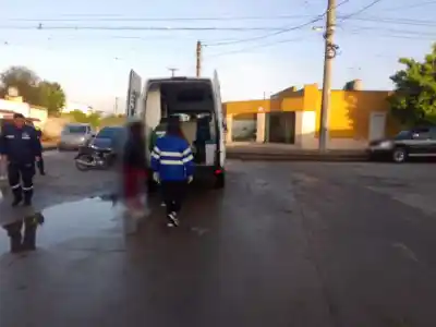 Choque de auto y moto deja a una menor herida en Monteros