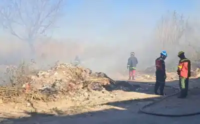 Incendio de pastizales en Alto Comedero: cómo terminó el operativo que dejó a una mujer de 58 años descompensada