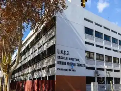 Padres de preuniversitarios juntaron $3.060.000 en un día para un amparo contra los paros: el dato que sorprendió a las familias