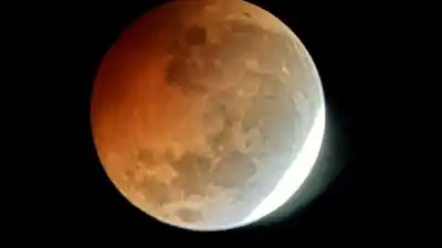El eclipse lunar que tiñó de rojo el cielo de San Juan: las fotos que se volvieron tendencia