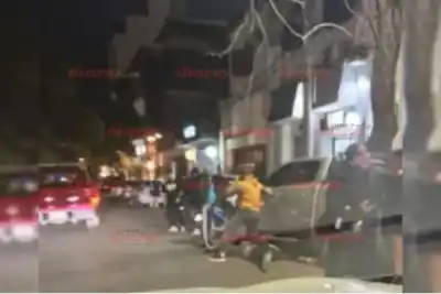 Robó en una moto estacionada en pleno Centro y lo atraparon los vecinos: la insólita escena que terminó en el piso