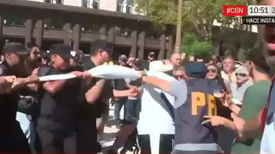 Plaza de Mayo: La protesta que terminó con empujones y un gazebo roto frente a la Casa Rosada
