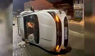 Volcó en Ushuaia tras chocar contra un cantero: la cifra que arrojó el test de alcoholemia