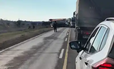 Un camión con batea quedó cruzado en la Ruta 152: cómo fue el operativo para sacarlo