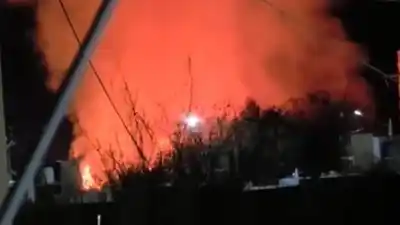 Incendio de pastizales en Rawson: el fuego comenzó a la 1.30 y el temor de los vecinos por las casas