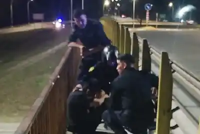 Salvaron a un hombre que amenazó con quitarse la vida en el Puente Aéreo: el dato que reveló tras el rescate