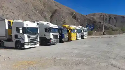 Paso de Jama: habilitan el cruce de forma parcial pero sigue el freno para los camiones en Purmamarca