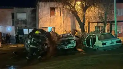Incendio en el barrio 104 de Olavarría: tres autos destruidos y un joven señalado por los testigos