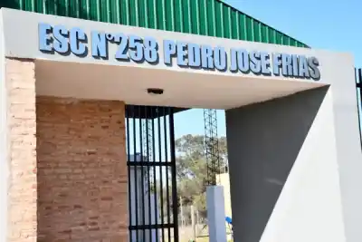 El gobernador inauguró cuatro edificios escolares en el interior: el detalle que marca la diferencia