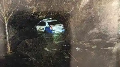 La fuga que terminó con un patrullero en el río Chimehuín: el insólito método de la pareja para escapar