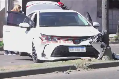 Un choque en cadena terminó con un auto contra una columna en avenida Ramírez: qué pasó con los ocupantes