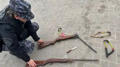 Tres menores fueron interceptados con rifles de aire comprimido y gomeras en Villa María: qué pasó después