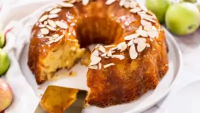 Torta húmeda de manzana y almendras: por qué el queso crema es el secreto de la miga perfecta