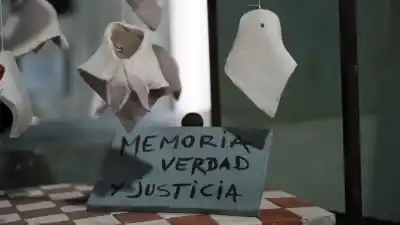 Una actividad en la UNSE convoca a crear pañuelos colectivos para conmemorar los 50 años del Golpe
