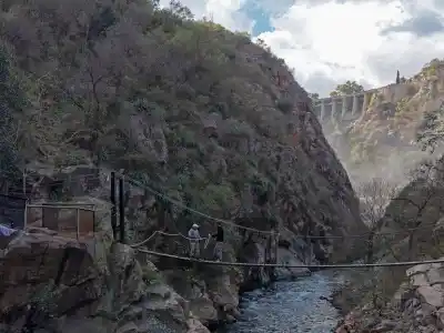 Cierran el puente colgante del Sendero Rey del Bosque en Villa de las Rosas: por qué