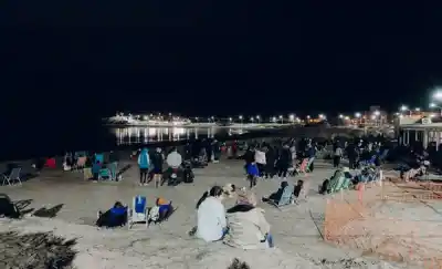 Puerto Madryn se llenó de vecinos para ver el último eclipse lunar del año: por qué la Luna se tiñó de rojo