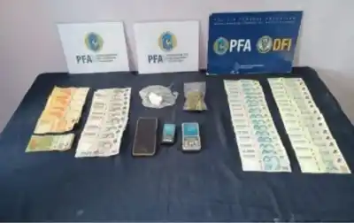 Desarticularon un punto de venta de drogas en las 250 Viviendas de Roca: qué secuestraron