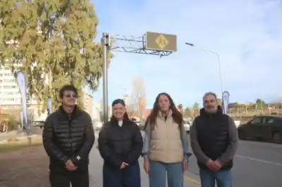 Semáforos inteligentes en Neuquén: cómo funciona la primera troncal que beneficia a miles de conductores